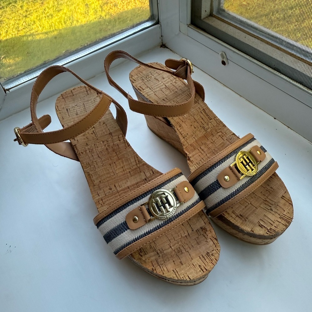 Tommy Hilfiger Women’s Hottie Cork Logo Gold Hardware Open Toe Wedges Size 8M - Picture 1 of 8